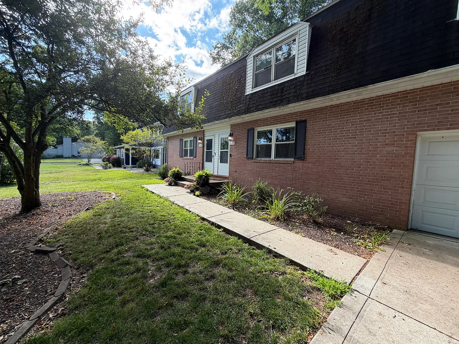 2 bed, 1.5 bath, 1200 sqft, $1,350 — Photo 1