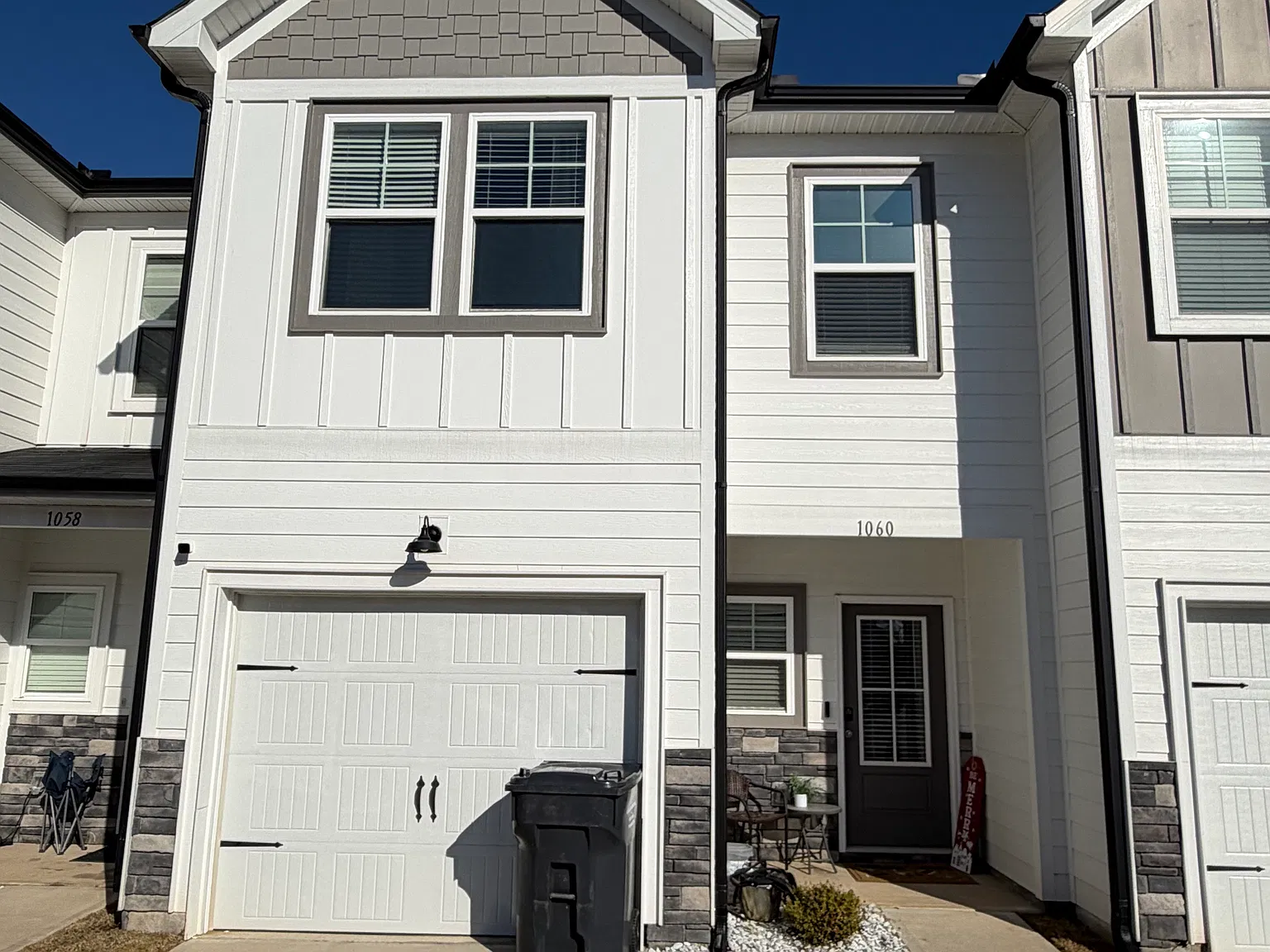 1060 Linsmore Ave — Photo 3