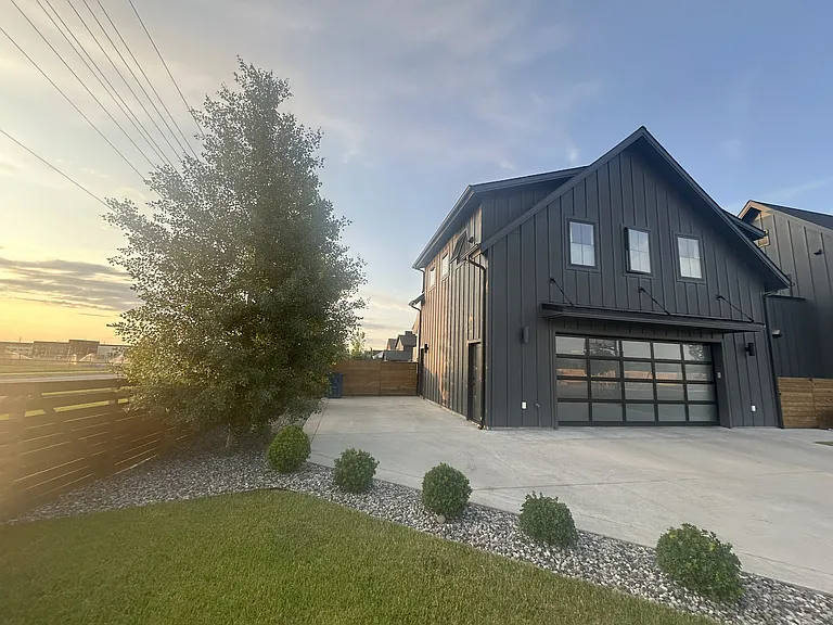 829 Auger Ln — Photo 1