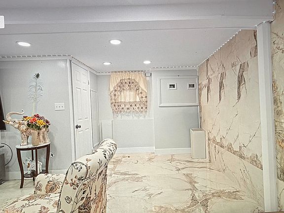 4th image of 215 Seaview Ave