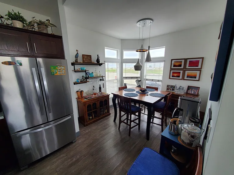 Bay window in dining nook with bar