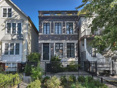 1424 W Barry Ave, Chicago, IL, 60657