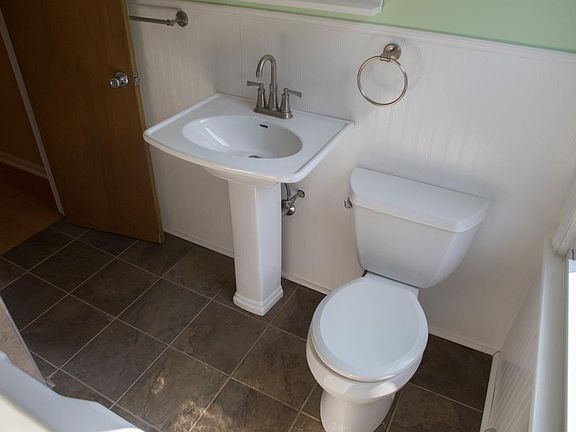 Crisp upstairs bath