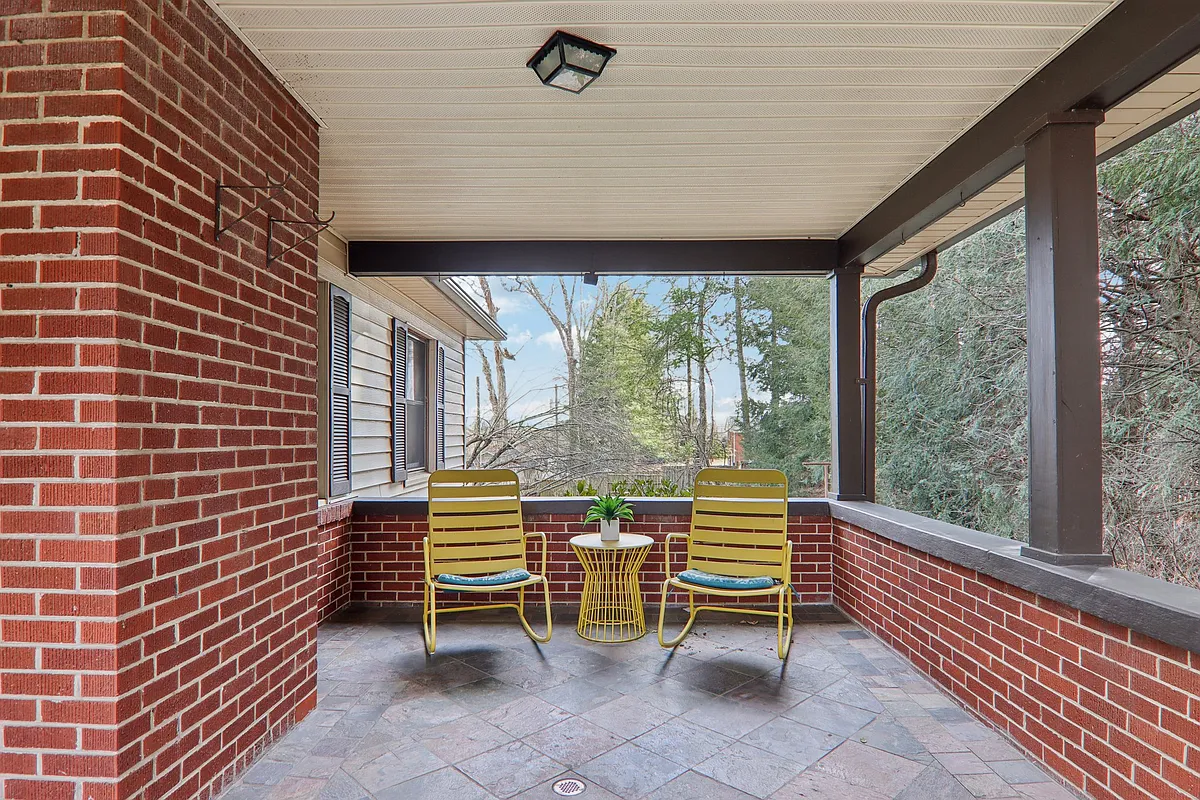 Building Photo - 10 S Oak Forest Dr