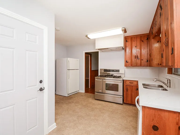 5227 Maple St — Photo 5