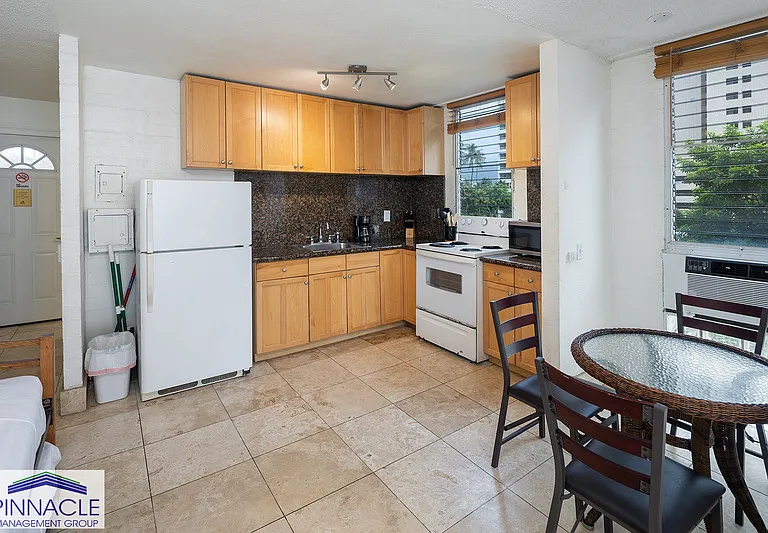 240 Liliuokalani Ave #301 — Photo 3