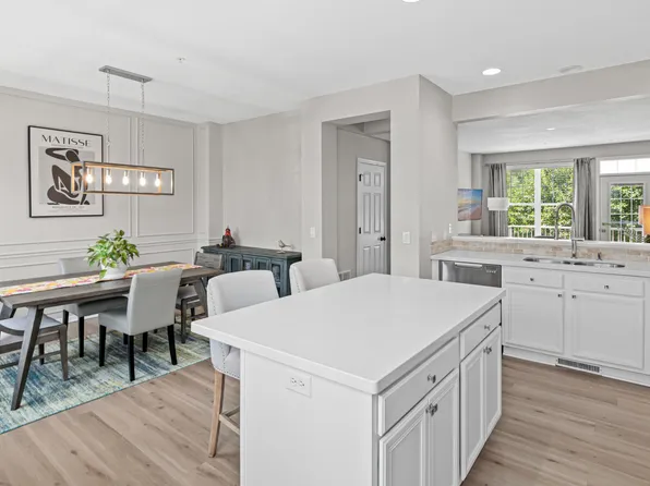 1862 Colonial Ln Unit 3, Chanhassen, MN 55317