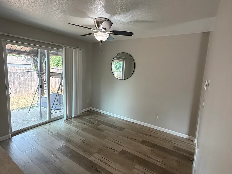 1426 NE Thomas Ct — Photo 7