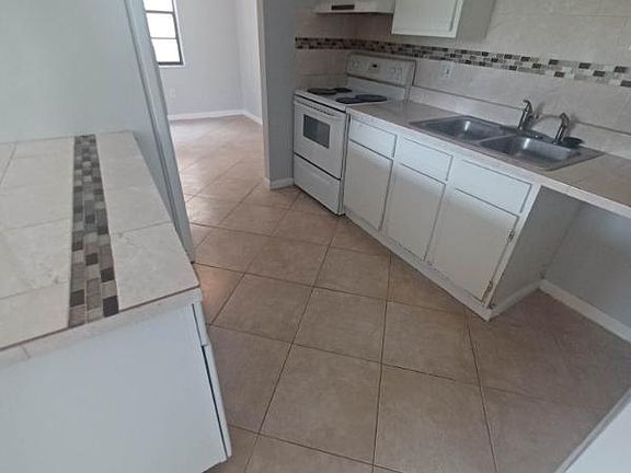 4th image of 129 E Camphor Cir #129