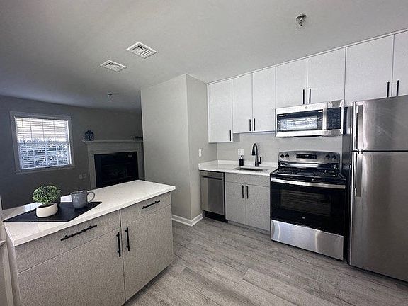 4th image of 5 Spring Ln #126D