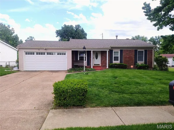 1972 Shoreham Dr, Florissant, MO 63033