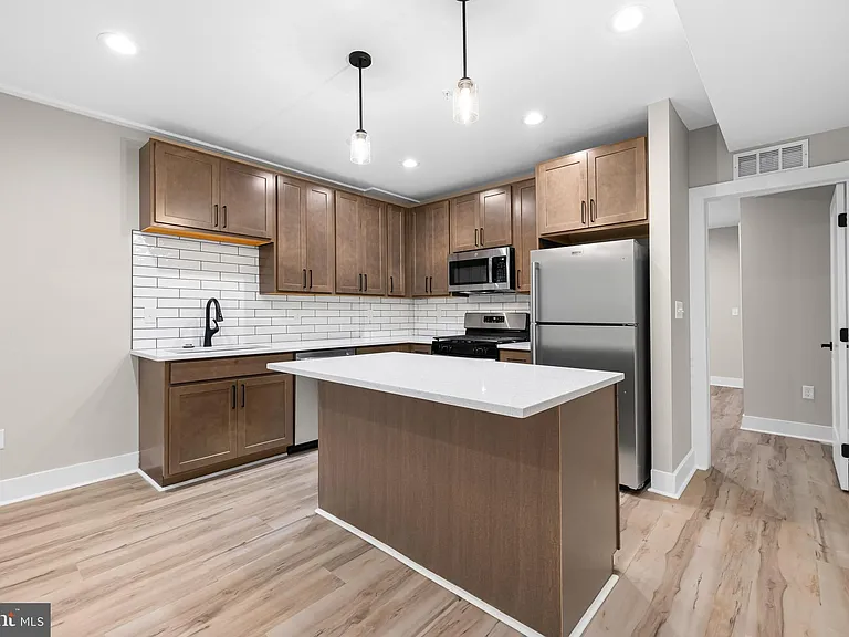 400 S Conkling St #6 — Photo 9