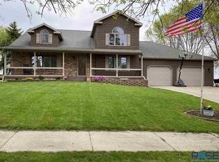 412 Cedar Ct, Madison, SD 57042