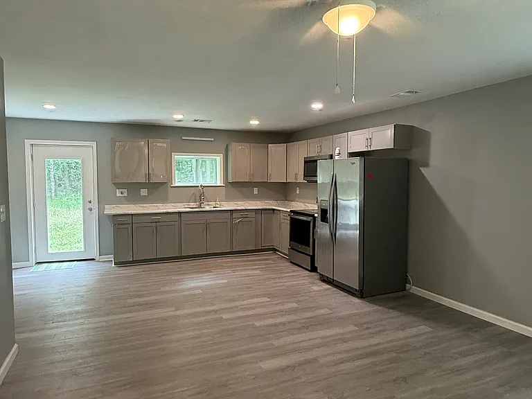 125 Walt Banks Rd — Photo 3
