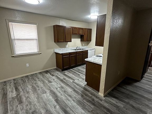 4th image of 2524-2530 SW G Ave #20