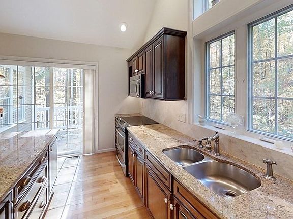5th image of 53 Windemere Cres #53