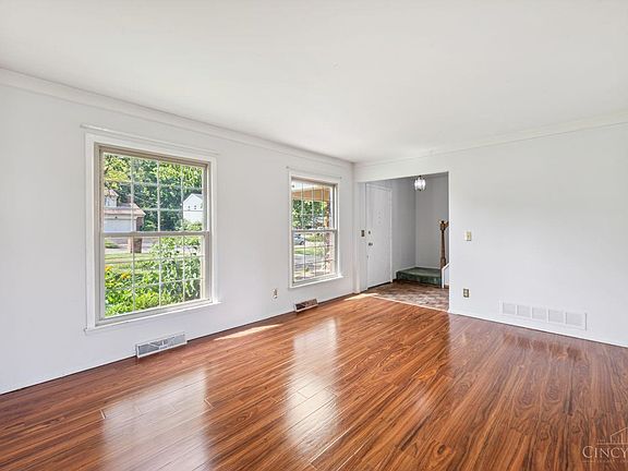 5th image of 2104 Edinburg Ln