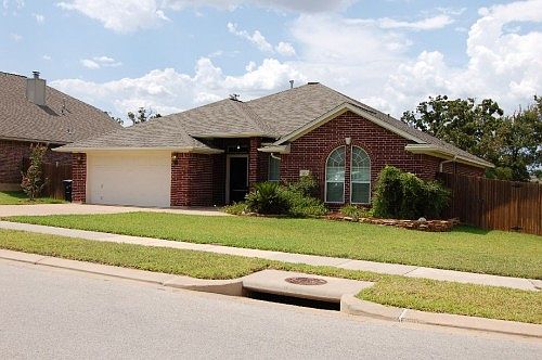 3rd image of 1521 Hunter Creek Dr