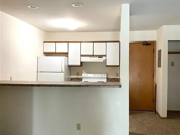 Summit Hill Apartments — Photo 13