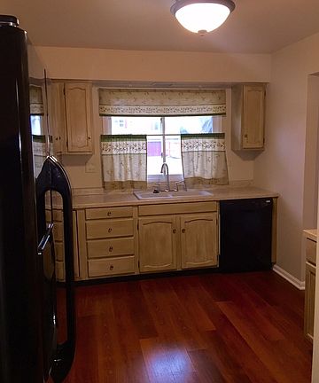 2nd image of 4942 Carriage Dr