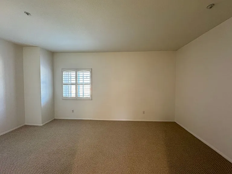 616 E Walnut St — Photo 29
