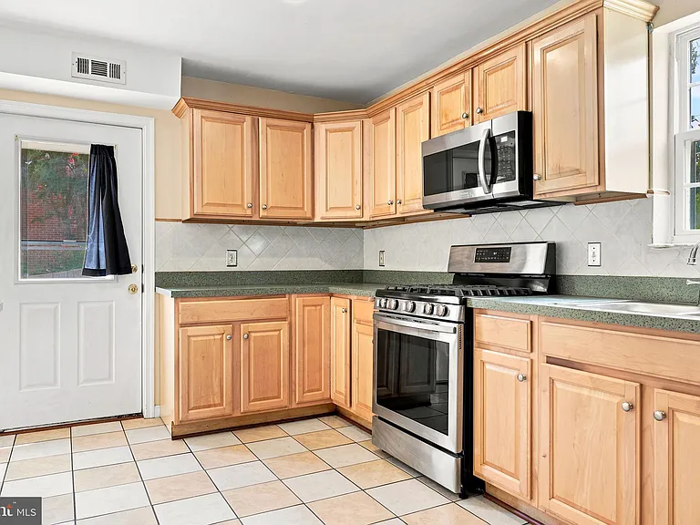 8916 Rugby Rd — Photo 26