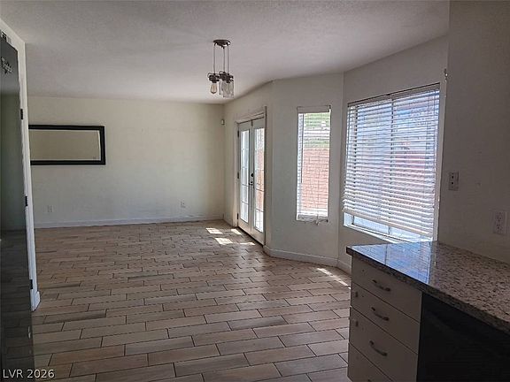 5th image of 121 Logansberry Ln