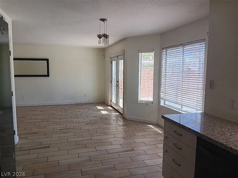 121 Logansberry Ln — Photo 5