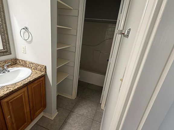 4th image of 324 Mariners Blvd