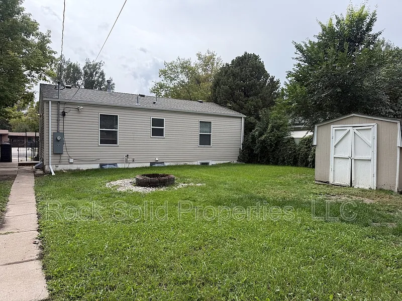 3 bed, 2.0 bath, 1728 sqft, $2,395 — Photo 4