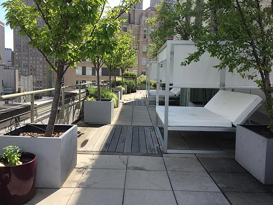 Sold by R New York | media 5