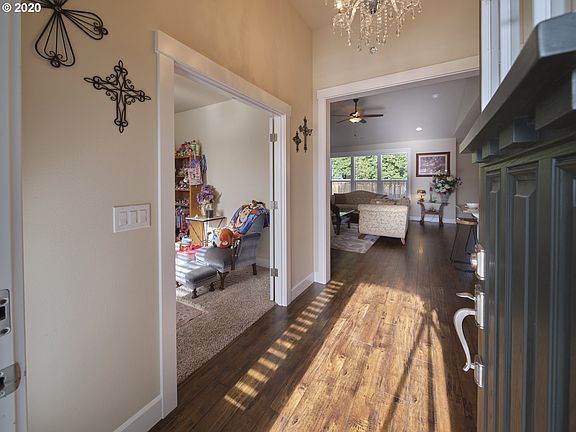 3rd image of 490 Lilac Ln