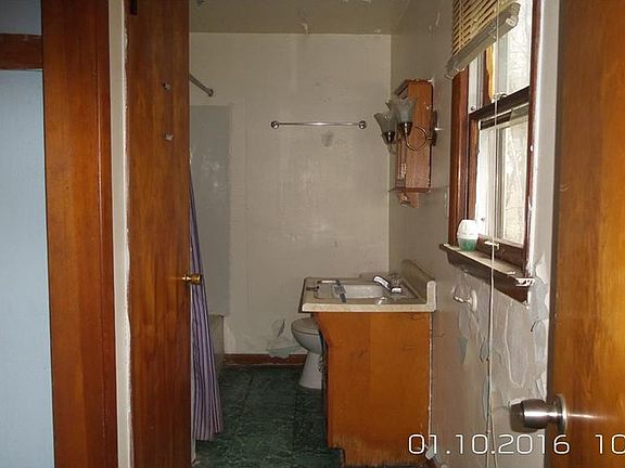 4th image of 584 Sexton St