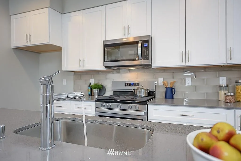 3 bed, 3.5 bath, 1830 sqft, $3,700 — Photo 1