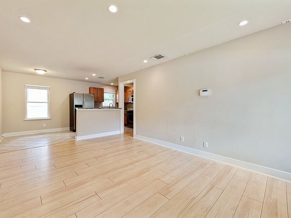3rd image of 1106 W Saint Johns Ave