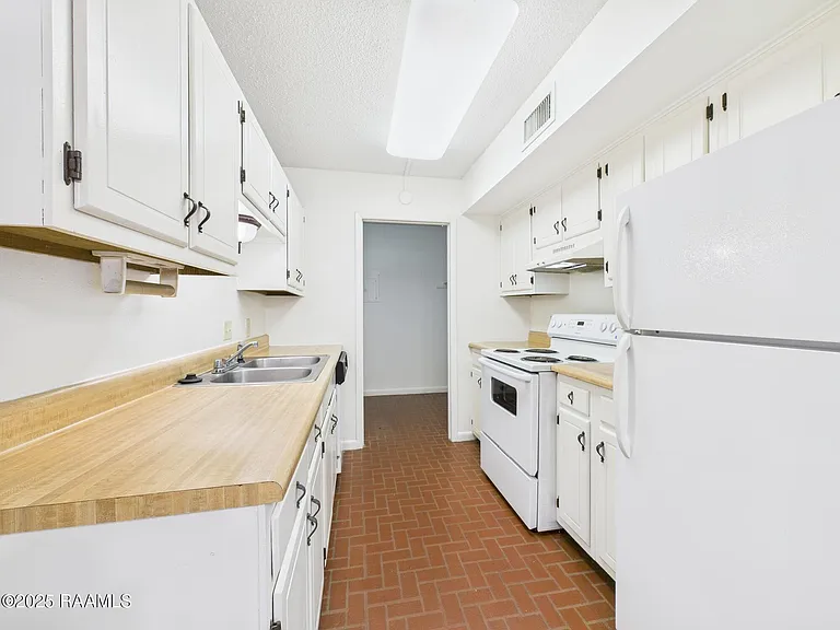 201 Fox Run Ave #1 — Photo 4
