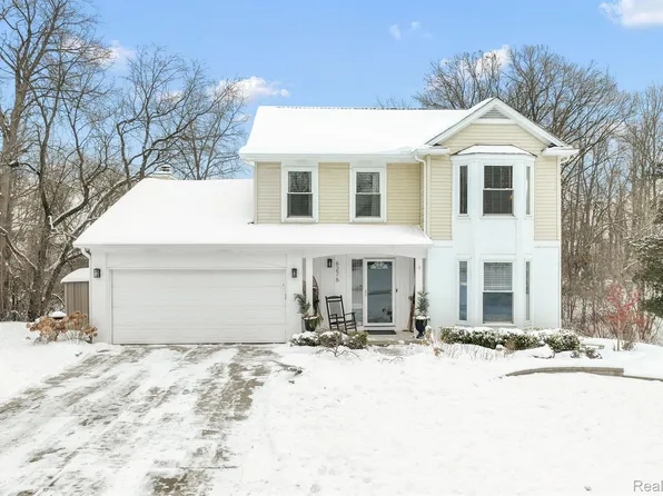 6276 Lake Waldon Dr, Clarkston, MI 48346