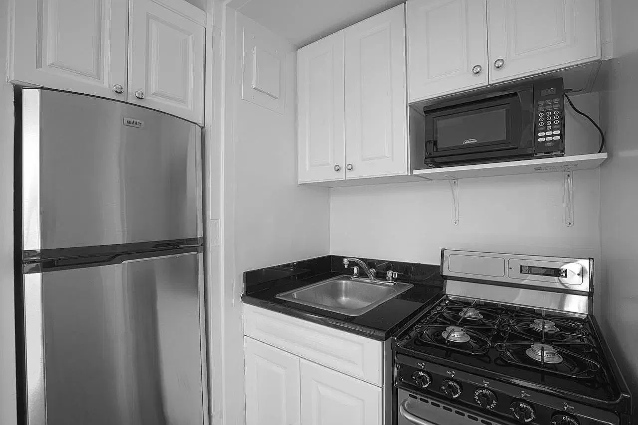 160 W 71st St — Photo 2