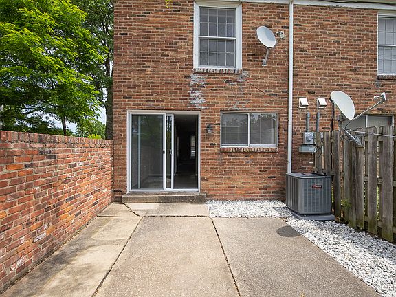 4th image of 8 Richmond Sq #26