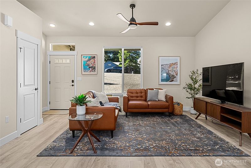 4th image of 71 E Connemara Way