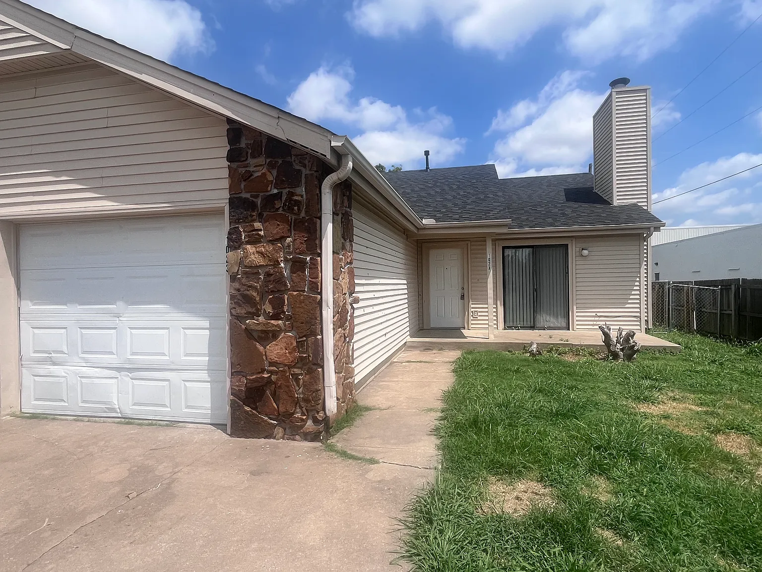 3 bed, 1129 sqft, $1,285 — Photo 1