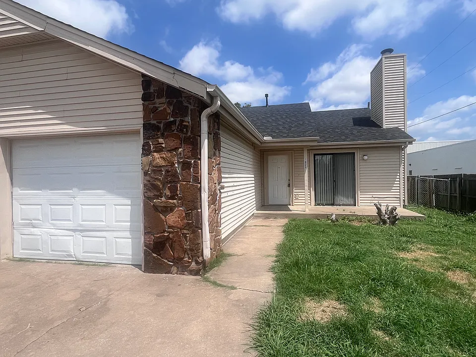 1023 N Oak Ct