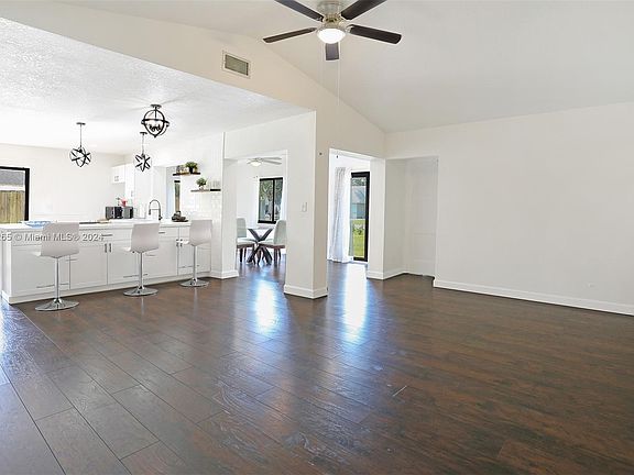 4th image of 2206 Seagrape Cir