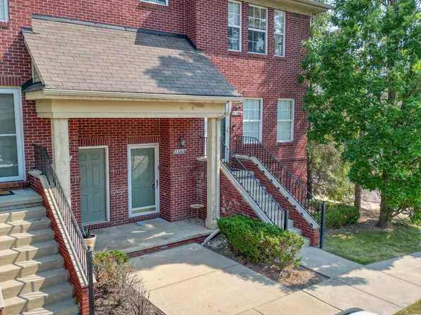 23208 Cornerstone Village Dr, Southfield, MI 48075