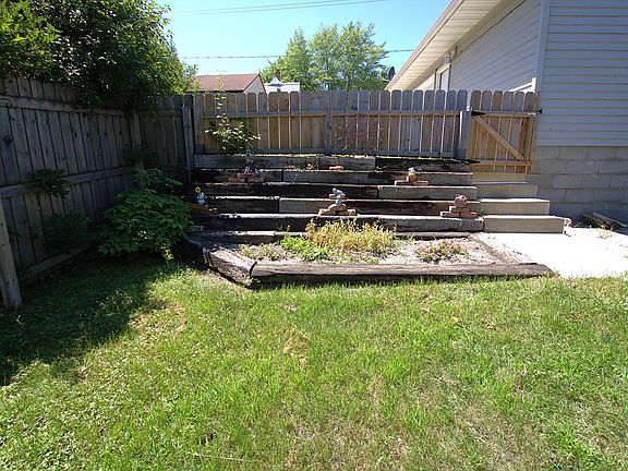 4th image of 425 8th St NE