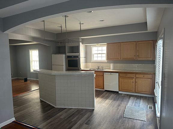 5th image of 520 E 2nd Ave