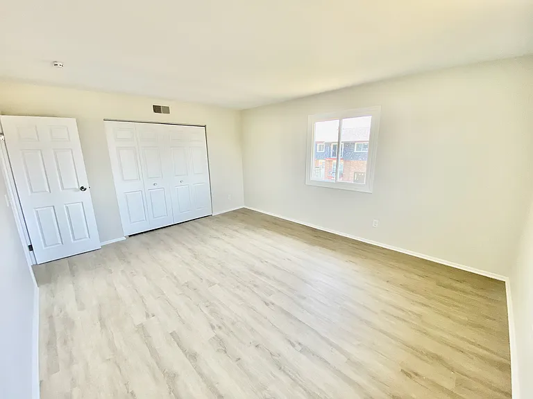 Crestwood Apartments — Photo 4