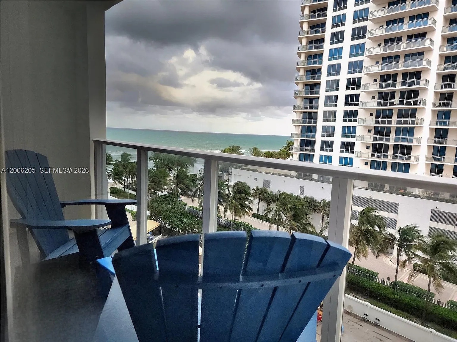 Alexander Towers Condo — Photo 2