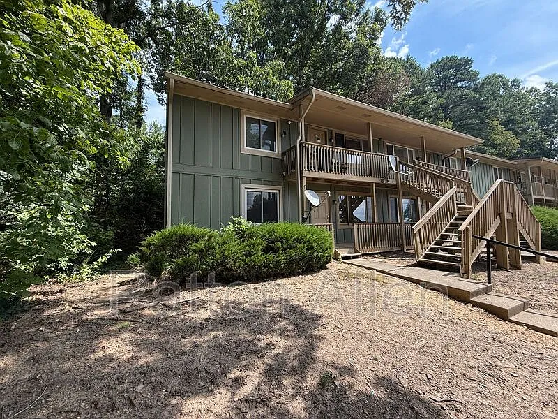2 bed, 1.0 bath, 720 sqft, $1,350 — Photo 1