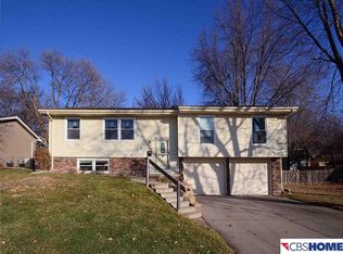 906 Hogan Dr, Papillion, NE 68046